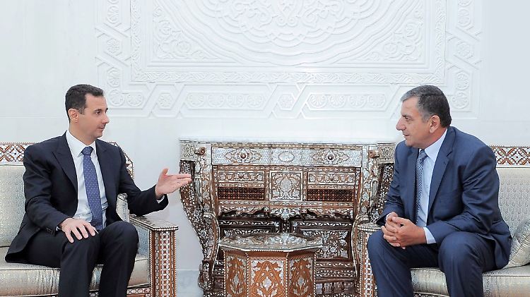 Präsident Baschar al-Assad, links, mit Samir Othman al-Sheikh, Gouverneur der nordsyrischen Provinz Deir Ezzour.