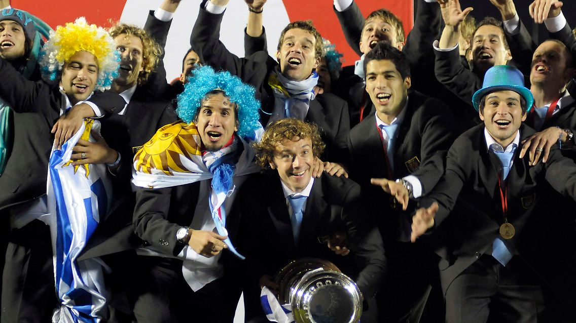 In Feierlaune: Uruguays Fußballer zurück in Montevideo.