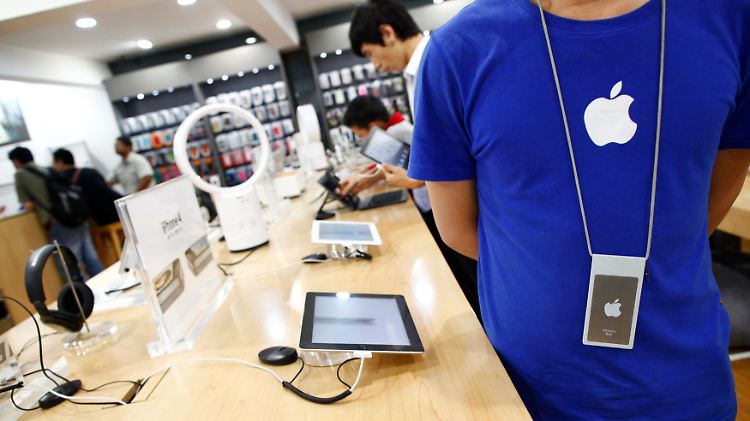 Kleiner Unterschied: Der Angestellte eines gefälschten Apple Stores trägt auf seinem Schild keinen Namen.
