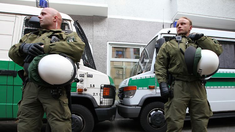 Noch tragen die Polizisten keine Namensschilder auf ihrer Uniform.