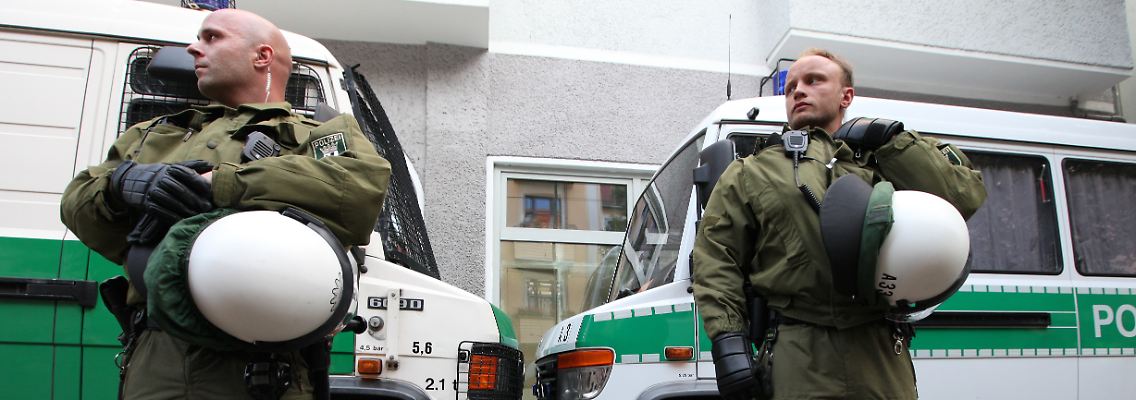 Noch tragen die Polizisten keine Namensschilder auf ihrer Uniform.