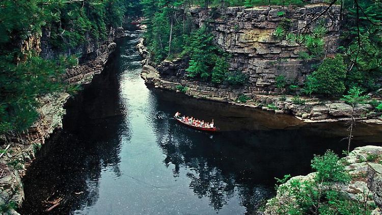 Im Adirondack State Park herrscht an Wasser kein Mangel - auch Touristen bewegen sich deshalb bevorzugt im Boot.