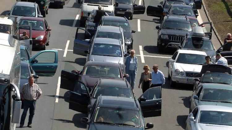 Stress pur für Fahrer und Beifahrer - ein Stau auf der Autobahn bei sommerlicher Hitze zerrt an den Nerven.