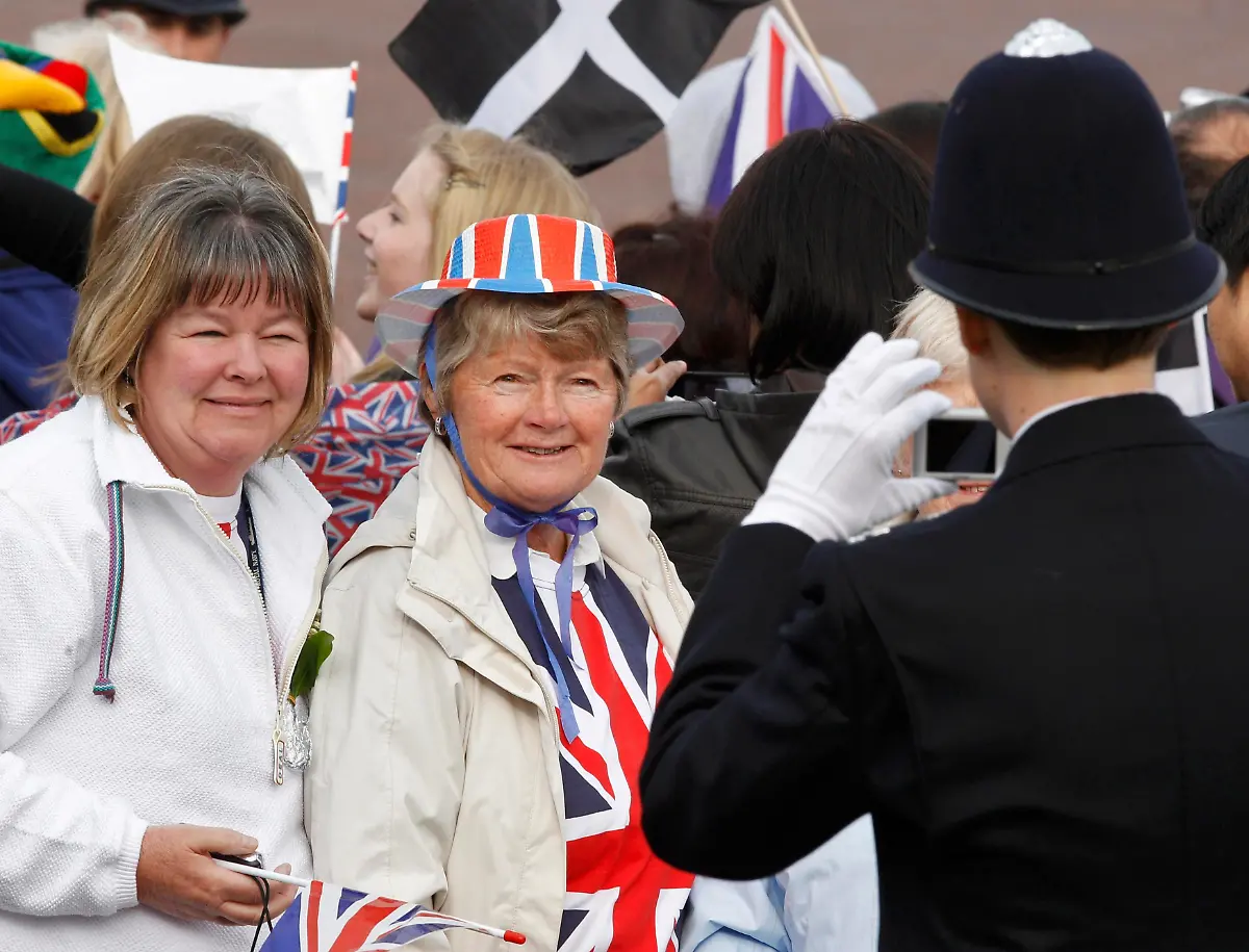 2011-04-29T074713Z-01-SROY03-RTRMDNP-3-BRITAIN-WEDDING-JPG745535697963600129