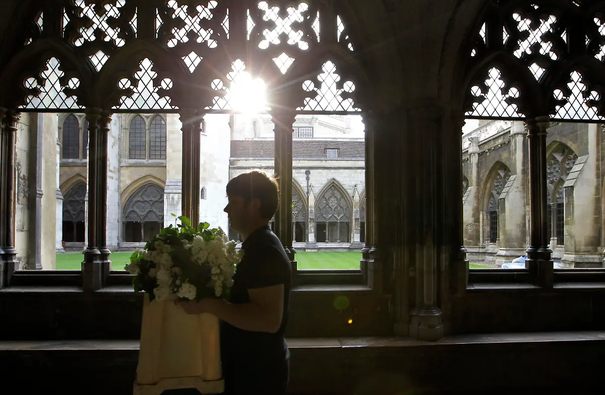 2011-04-27T143324Z-01-LON029-RTRMDNP-3-BRITAIN-WEDDING-JPG6395505154444411965