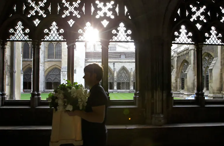 2011-04-27T143324Z-01-LON029-RTRMDNP-3-BRITAIN-WEDDING-JPG6395505154444411965