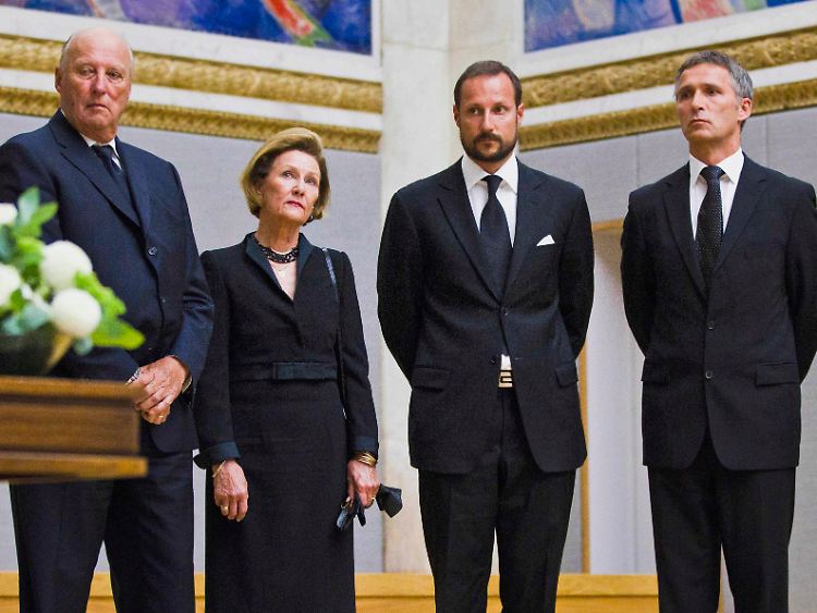 Die Königsfamilie und Premier Stoltenberg nach dem Eintrag ins Kondolenzbuch in der Aula der Osloer Universität.