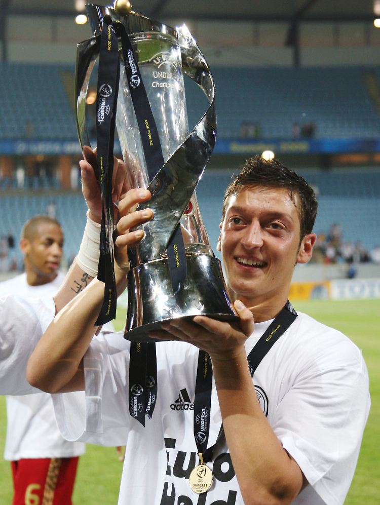 Hier der Beweis: Özil und der Pott.
