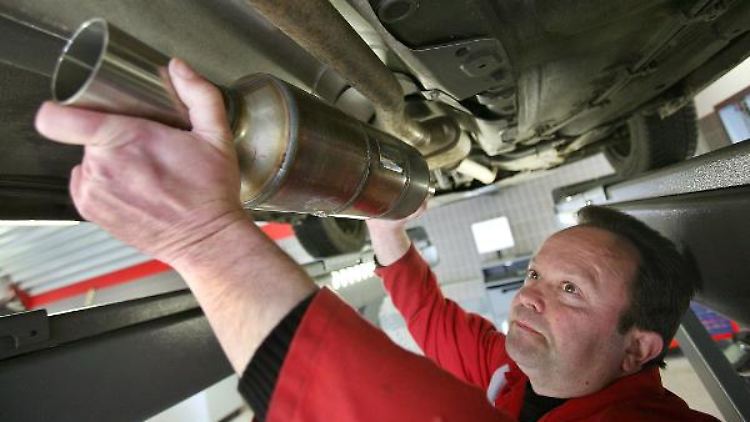Autofahrer können sich die Förderung für den Einbau von Partikelfiltern auch bar abholen.