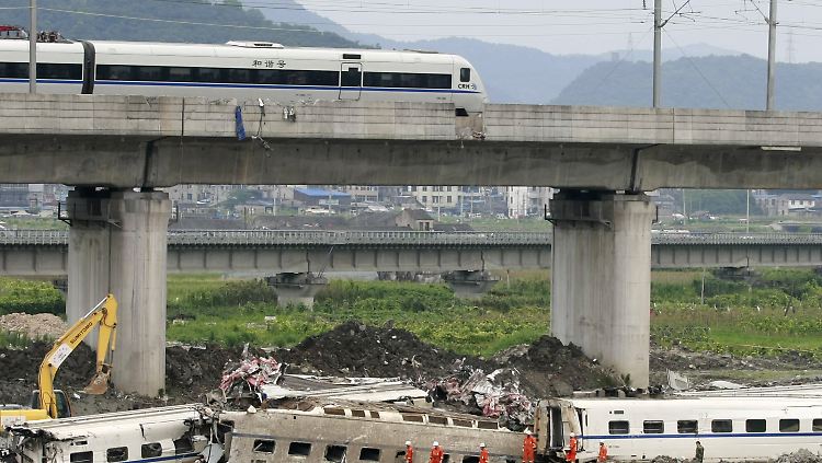 Zugunglück bei Wenzhou: Mehrere Waggons stürzen nach dem Zusammenprall von der Brücke.