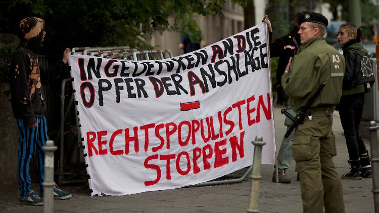 Demonstranten des Bündnisses "Rechtspopulismus stoppen" stehen in Berlin während einer Mahnwache der rechtspopulistischen Partei "Bürgerbewegung Pro Deutschland" vor der norwegischen Botschaft.