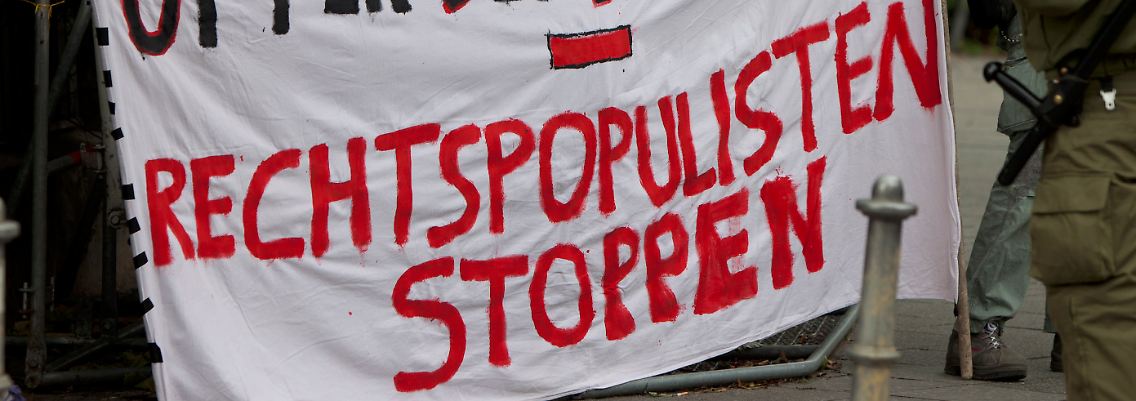 Demonstranten des Bündnisses "Rechtspopulismus stoppen" stehen in Berlin während einer Mahnwache der rechtspopulistischen Partei "Bürgerbewegung Pro Deutschland" vor der norwegischen Botschaft.
