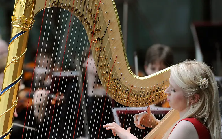 2011-04-20T083425Z-01-SIN019-RTRMDNP-3-BRITAIN-WEDDING-JPG274154620285918605