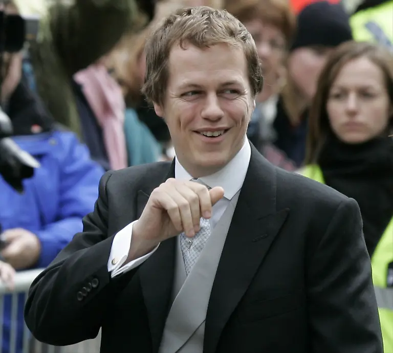 2011-04-20T083039Z-01-SIN012-RTRMDNP-3-BRITAIN-WEDDING-JPG3543521295751674160