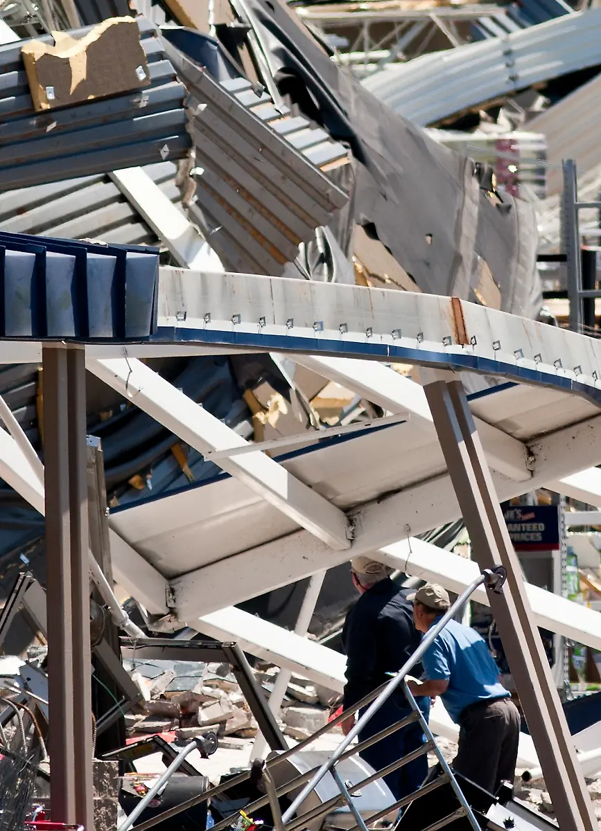 2011-04-17T170257Z-01-RAL27R-RTRMDNP-3-USA-WEATHER-DEATHS-JPG8538847961866168142