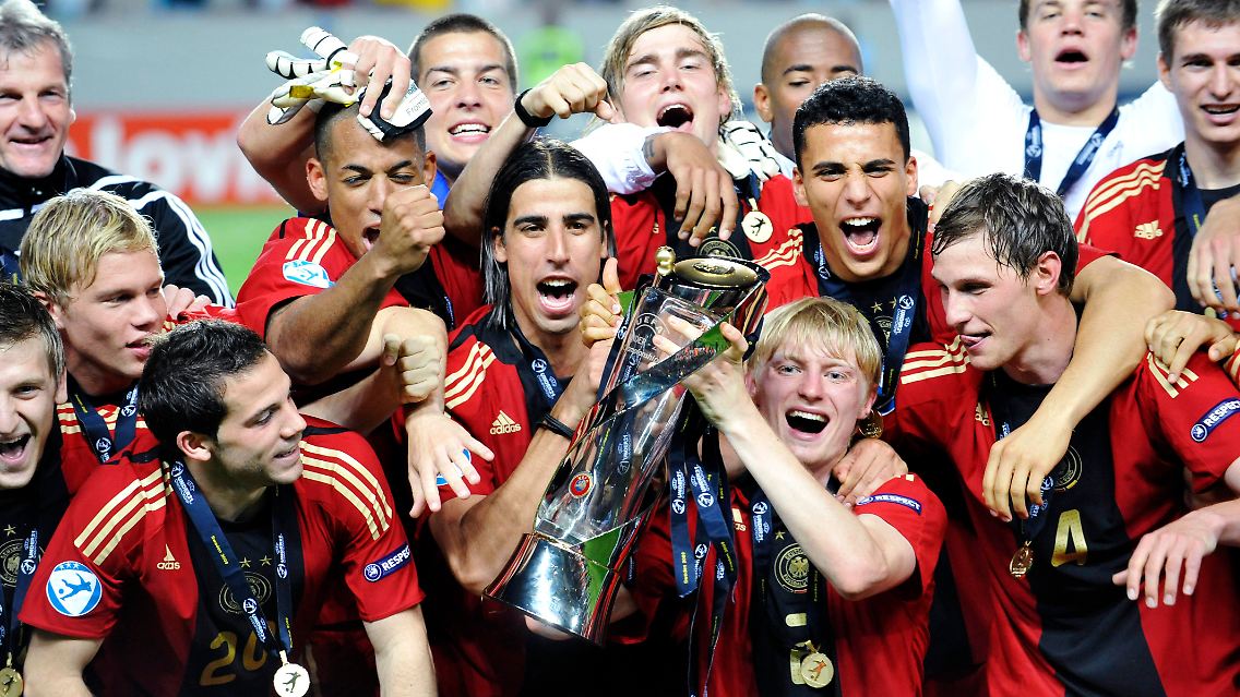 Da ist er: der Pokal. Und drumherum die Herren Europameister.
