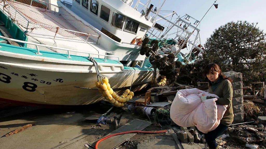 Japan-Earthquake-XHK104-jpg5804467102950016011