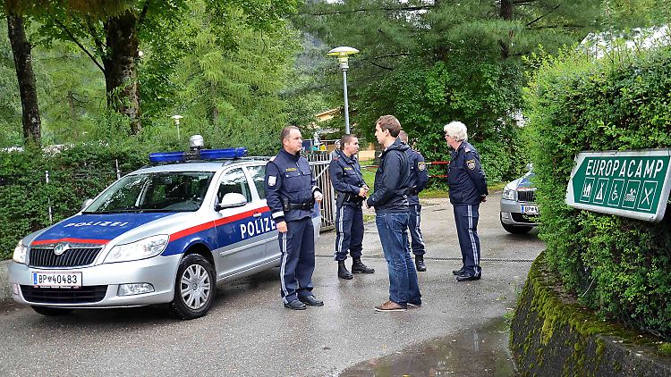 Erhöhter Polizeischutz vor dem Camp in Österreich.