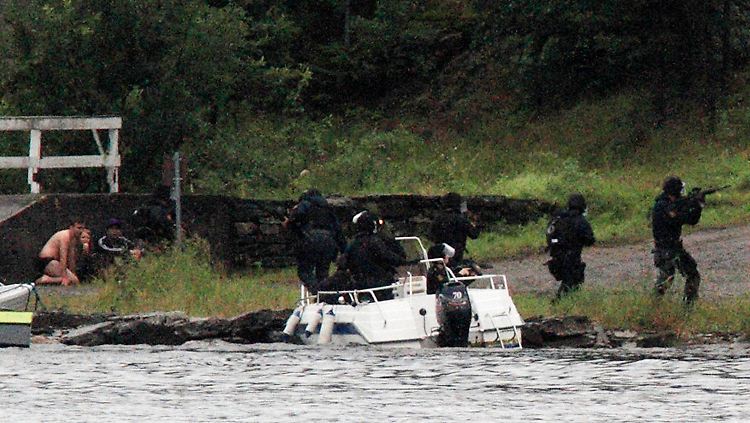 Endlich: Nach einer Stunde stürmen Spezialeinheiten der Polizei die Insel, auf der sich Jugendliche versuchen, vor den Schüssen zu retten.