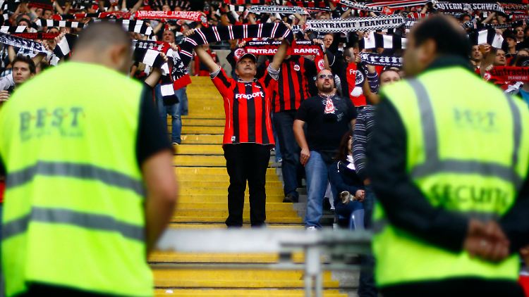 Die Frankfurter Arena ist selten so leer: Eine Strafe des DFB. Auch St. Pauli weiß ein Lied davon zu singen.