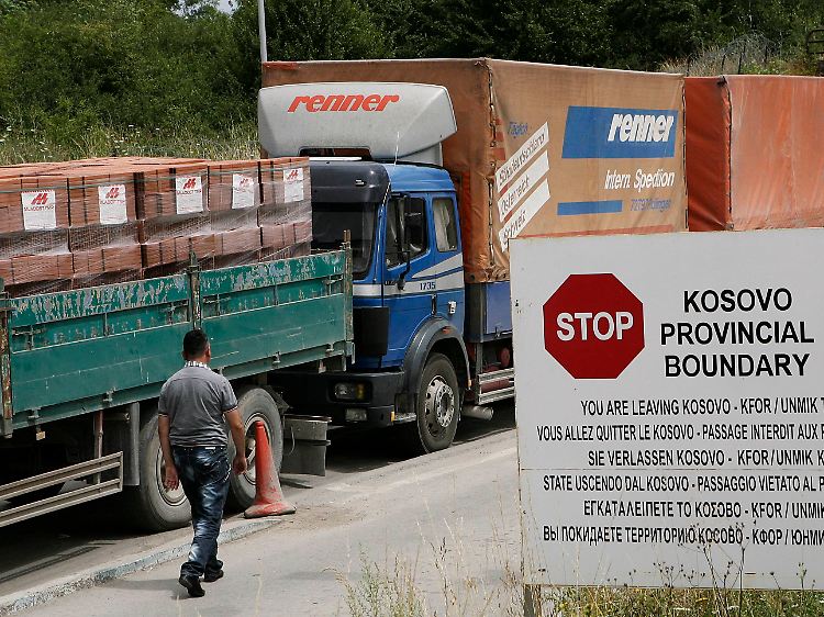 Trucks mit Waren aus Serbien am Grenzübergang Medare.