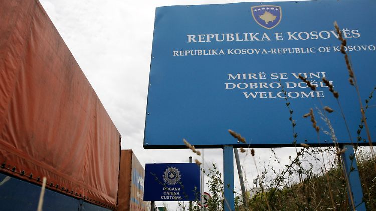2011-07-22T140716Z_01_SKO04_RTRMDNP_3_KOSOVO-SERBIA-TRADE.JPG2323114743176444220.jpg