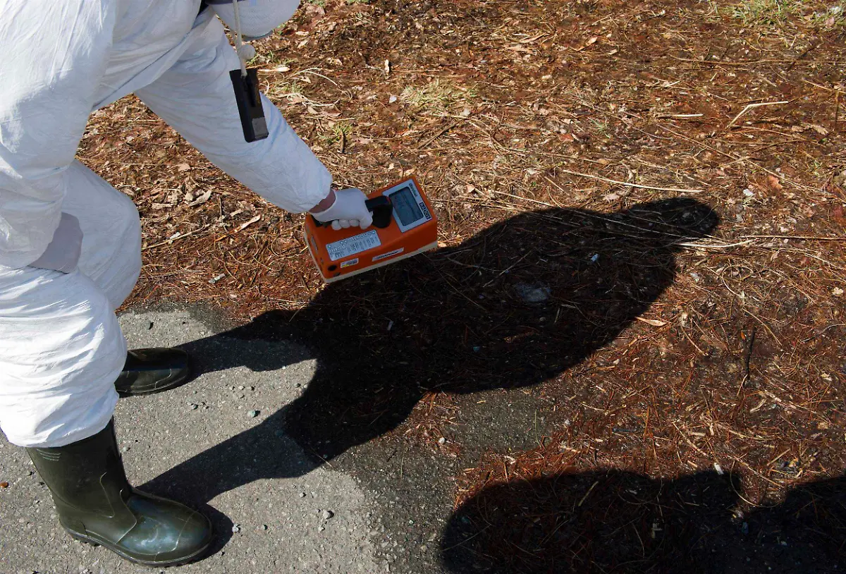 2011-03-26T132728Z-01-SIN902-RTRMDNP-3-JAPAN-GREENPEACE-JPG2948355182750088524