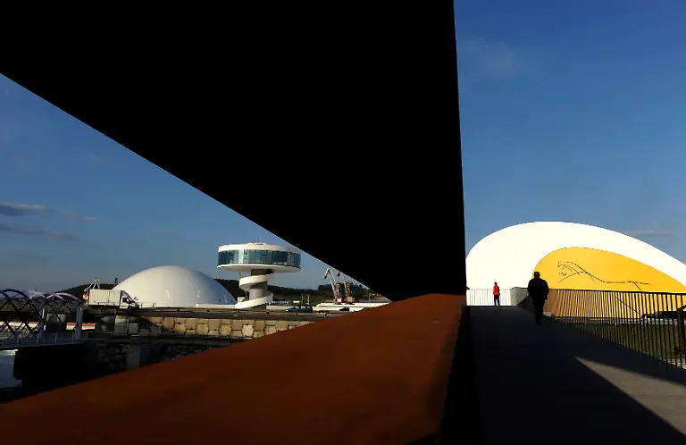 2011-03-24T193434Z-01-MAD100-RTRMDNP-3-SPAIN-JPG6786934274040113024