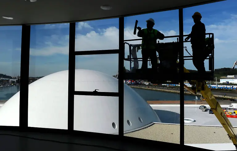 2011-03-24T193836Z-01-MAD103-RTRMDNP-3-SPAIN-JPG2142258822998857588