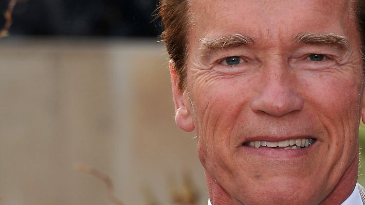 Arnold Schwarzenegger lenkt ein.