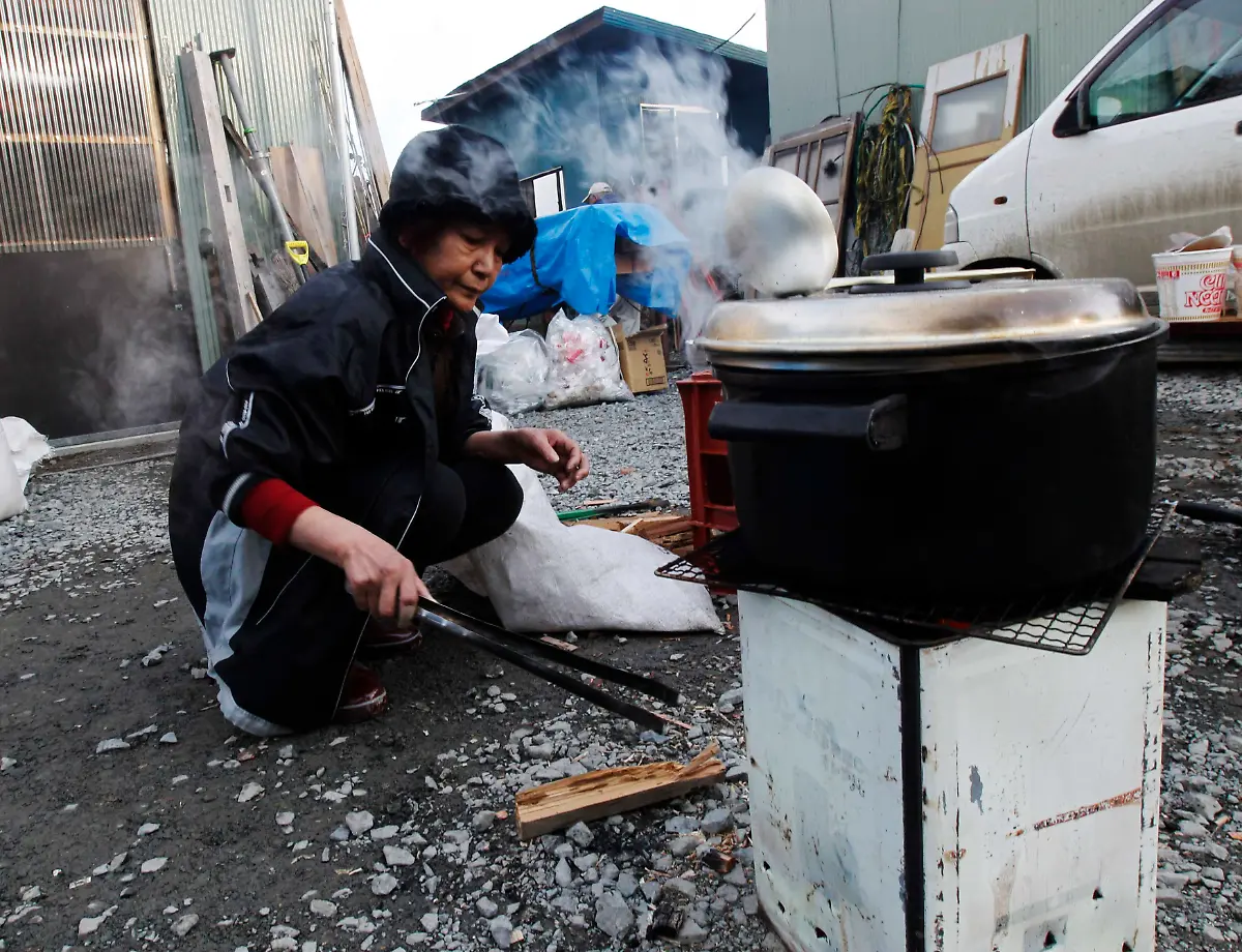 2011-03-17T091745Z-01-KKH715-RTRMDNP-3-JAPAN-QUAKE-JPG4873848940404910473