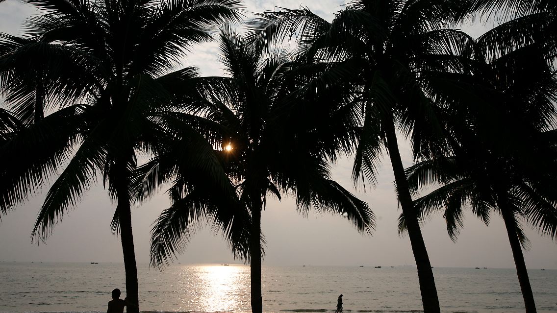 Strand von Sanya im Süden der Insel Hainan.