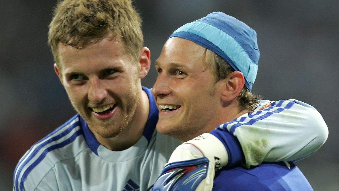"Die Lücke, die Manuel Neuer hinterlässt, ist riesig": Ralf Fährmann, hier mit Schalkes Kapitän Benedikt Höwedes.