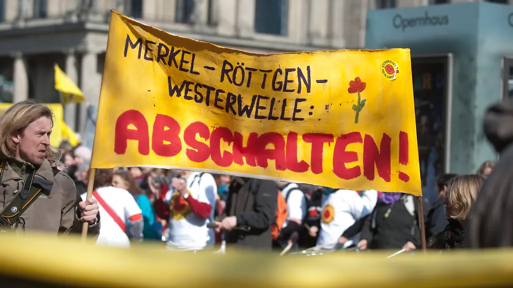 Teilnehmer-einer-Demonstration-gegen-Atomkraft-halten-am-Samstag-19-03-11-in-Hannover-ein-Transparent-mit-der-Aufschrift-Merkel-Roettgen-Westerwelle-Abschalten-Mehrere-tausend-Menschen-haben-am-Samstag-in-Hannover-und-Goettingen-gegen-Atomkraft-demonstriert