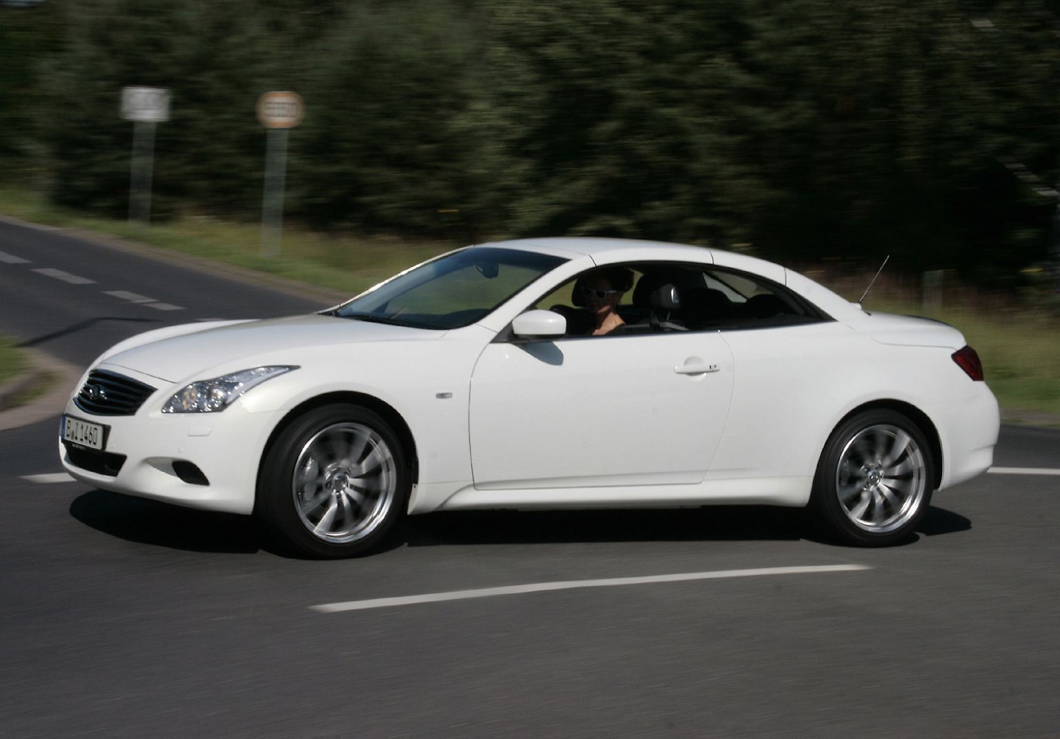 Das Infiniti G37 Cabrio: Gemessen an den verkauften Stückzahlen gehört es zum Exklusivsten, was man in Deutschland fahren kann. Die Marke ist wenig bekannt, denn die Edel-Tochter des japanischen Nissan-Konzerns wird überhaupt erst seit 2008 in Europa verkauft. Auf dem US-Markt hat sich Infiniti dagegen seit 1989 fest etabliert.