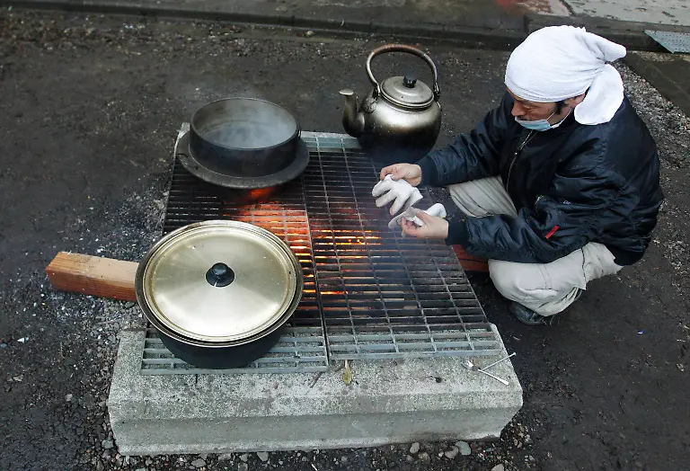 2011-03-16T103838Z-01-JYH18-RTRMDNP-3-JAPAN-QUAKE-JPG913603072072539587