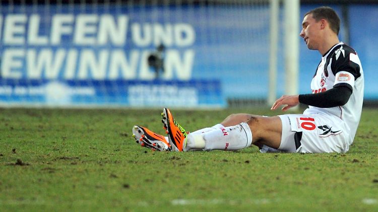 Die Kritik von Mario Basler an seinem Anspruch auf die Kapitänsbinde beim 1. FC Köln lässt Lukas Podolski nicht auf sich sitzen.