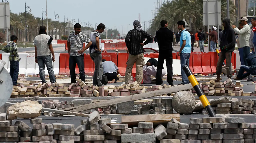 2011-03-14T144049Z-01-BAH09D-RTRMDNP-3-BAHRAIN-JPG6614872967120444358