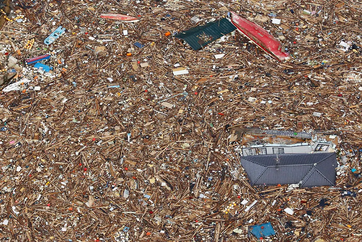 2011-03-14T090908Z-01-SIN502-RTRMDNP-3-JAPAN-QUAKE-JPG7673044776624412970