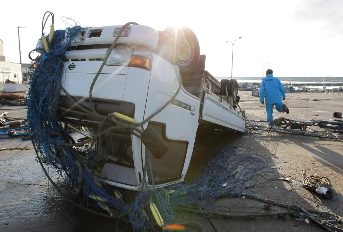 2011-03-11T233856Z-01-OAR301-RTRMDNP-3-JAPAN-QUAKE-JPG2697389372882561422