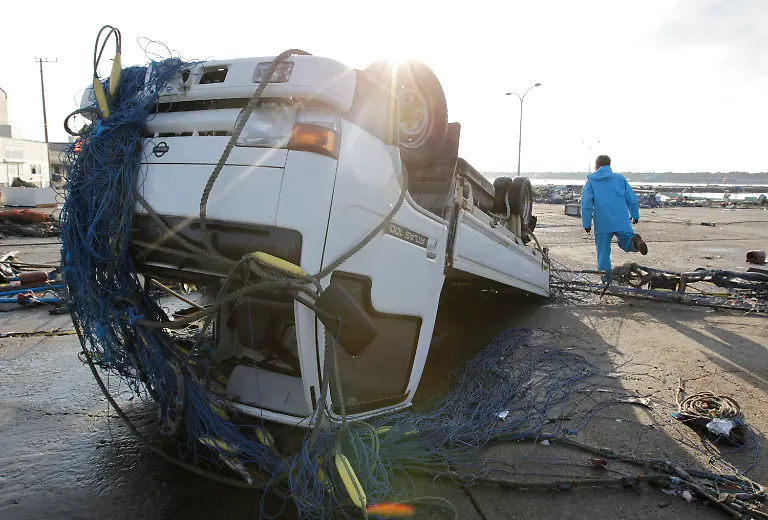 2011-03-11T233856Z-01-OAR301-RTRMDNP-3-JAPAN-QUAKE-JPG2697389372882561422