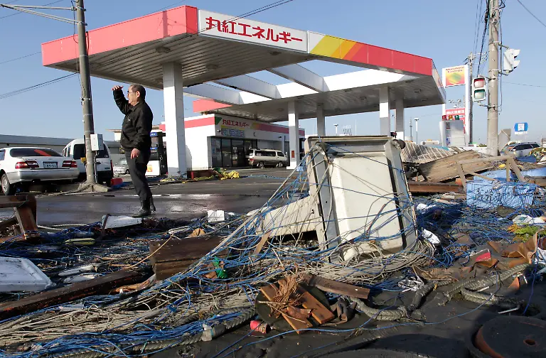 2011-03-11T234044Z-01-OAR304-RTRMDNP-3-JAPAN-QUAKE-JPG8929800872729603042