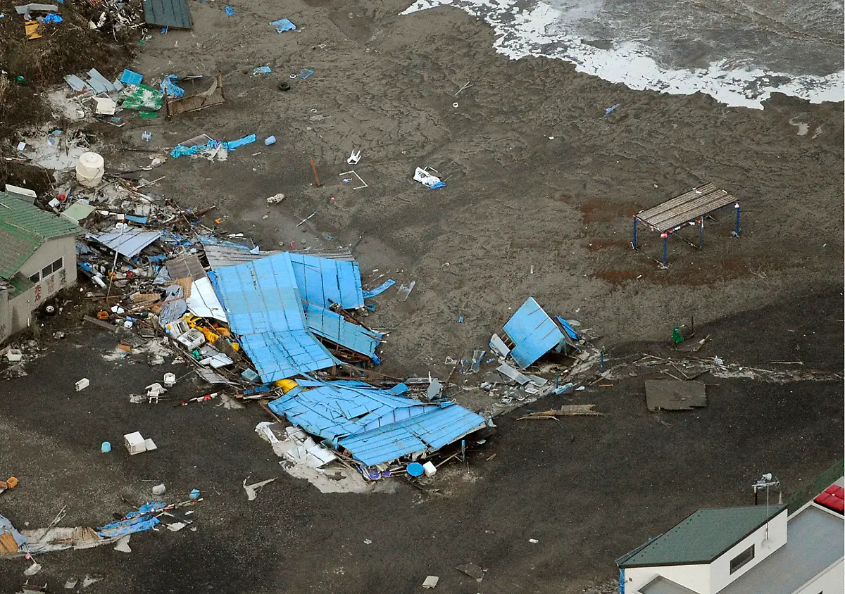 2011-03-11T120045Z-01-SIN24-RTRMDNP-3-JAPAN-QUAKE-JPG2435721456777430288