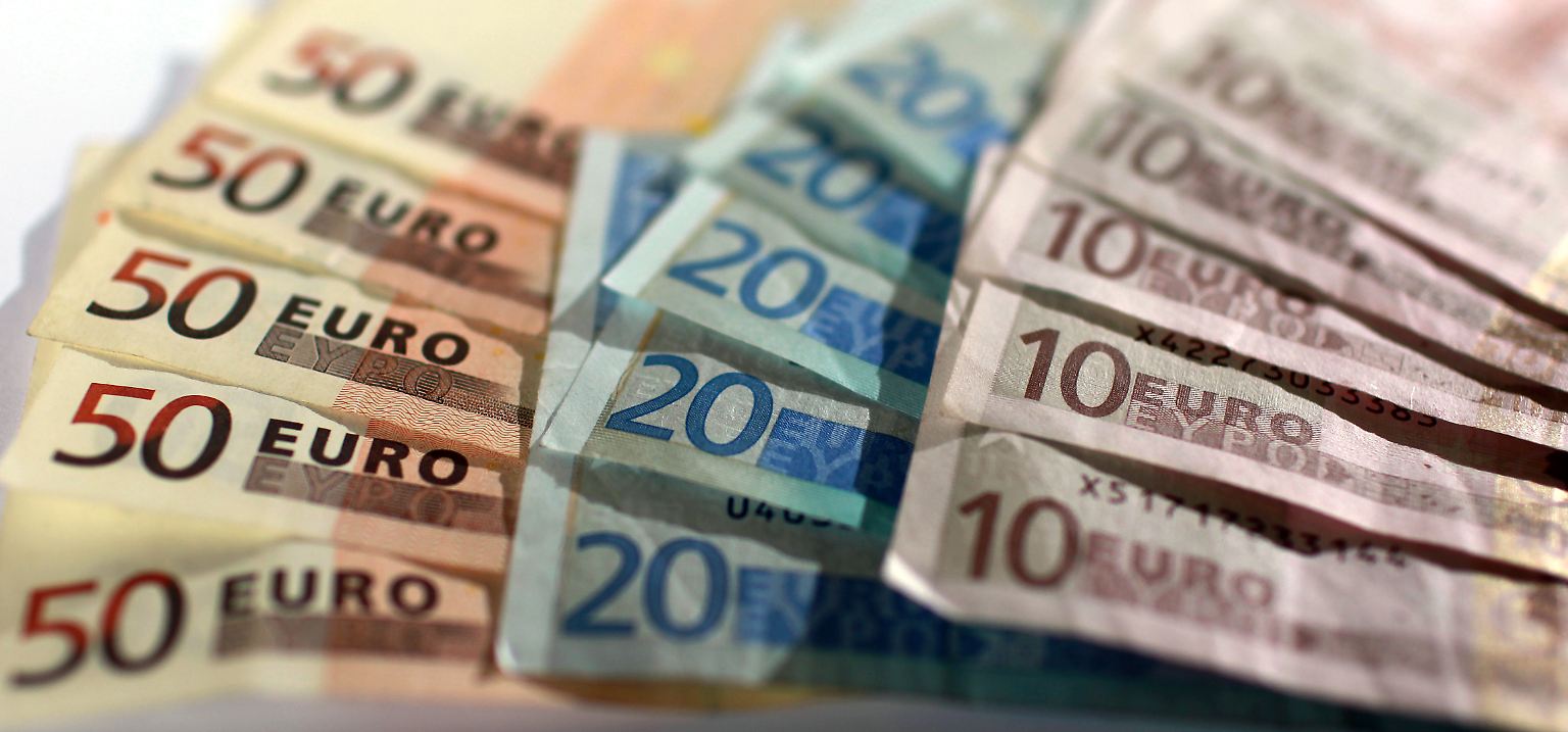 Die Scheinchen hier kennt  natürlich jeder: der Euro. So richtig geliebt wird er nicht.