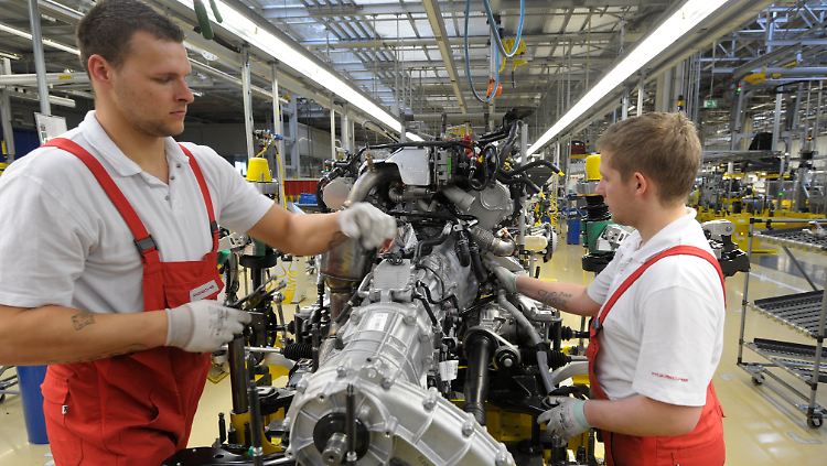Fließbandarbeiter im Porsche-Werk in Leipzig.
