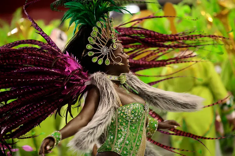 2011-03-07T102934Z-01-RJO145-RTRMDNP-3-BRAZIL-CARNIVAL-JPG5086935251311963998