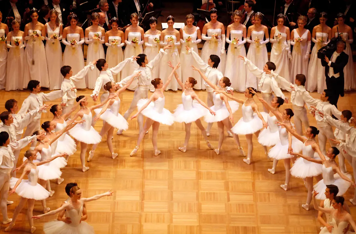 Austria-Opera-Ball-XRZ110-jpg7837170098295938740