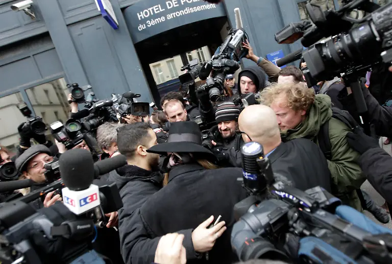 2011-02-28T134419Z-01-PAR03-RTRMDNP-3-DIOR-GALLIANO-JPG6392269786024024653