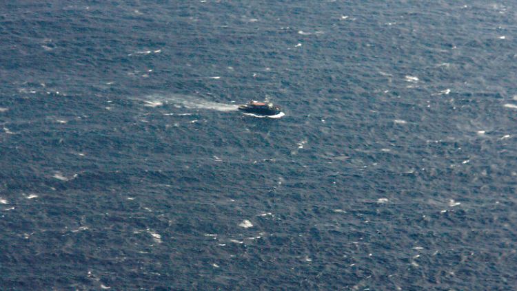 Die Rettungsmannschaften suchen den Indischen Ozean nach den Passagieren und Wrackteilen ab.
