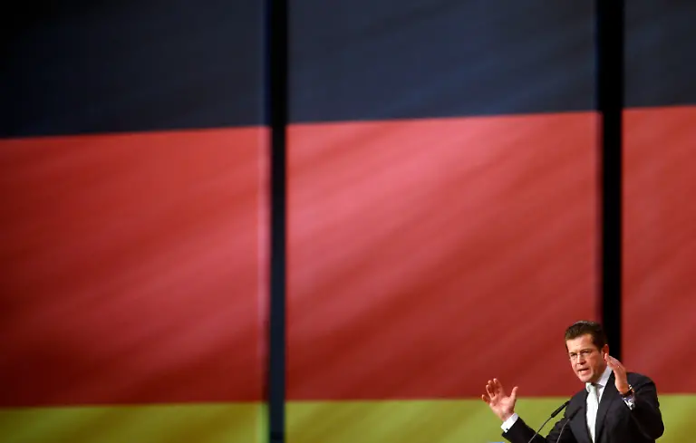 2011-03-01T110020Z-01-BER01-RTRMDNP-3-GERMANY-GUTTENBERG-JPG802882209979129428